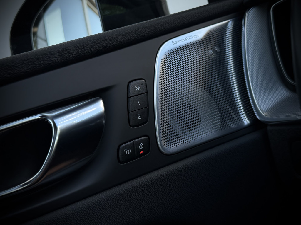 VOLVO XC60 AWD ''R-DESIGN'' VOLVO XC60 AWD ''R-DESIGN''