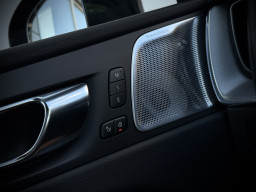 VOLVO XC60 AWD ''R-DESIGN'' VOLVO XC60 AWD ''R-DESIGN''