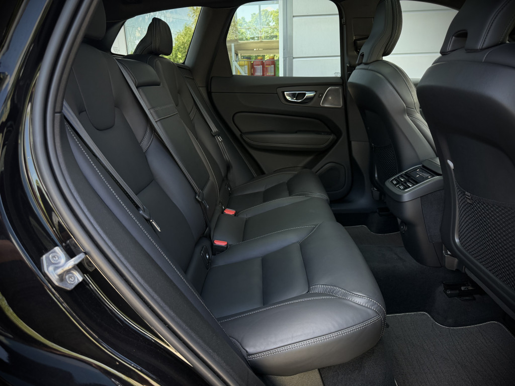 VOLVO XC60 AWD ''R-DESIGN'' VOLVO XC60 AWD ''R-DESIGN''