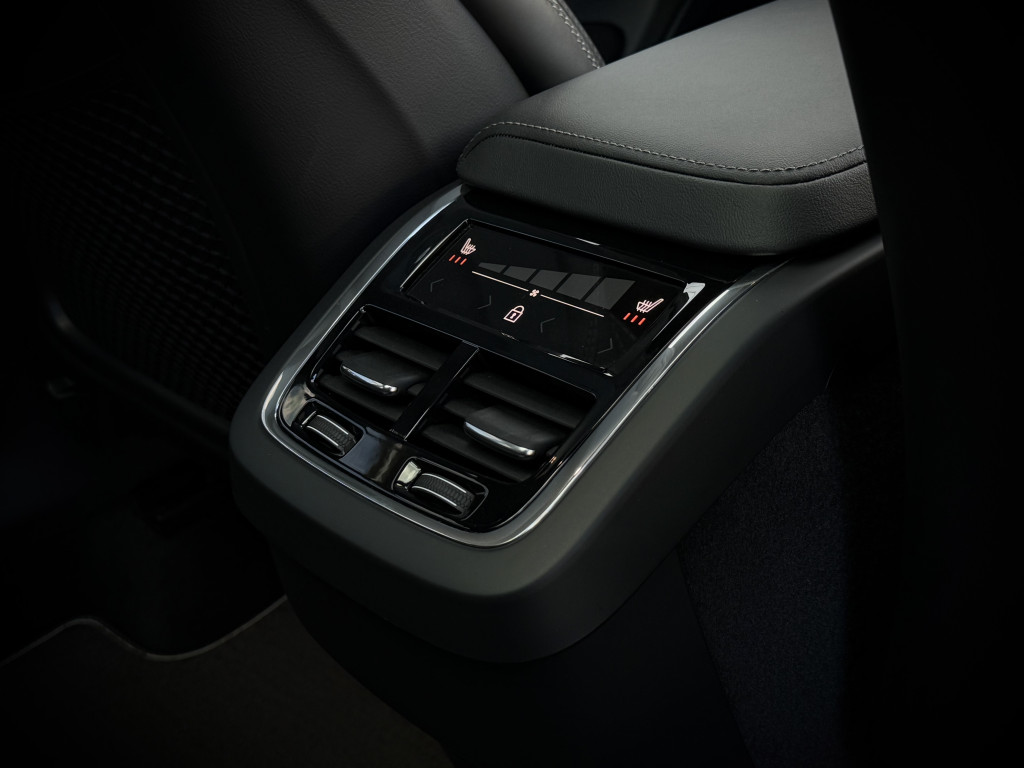 VOLVO XC60 AWD ''R-DESIGN'' VOLVO XC60 AWD ''R-DESIGN''