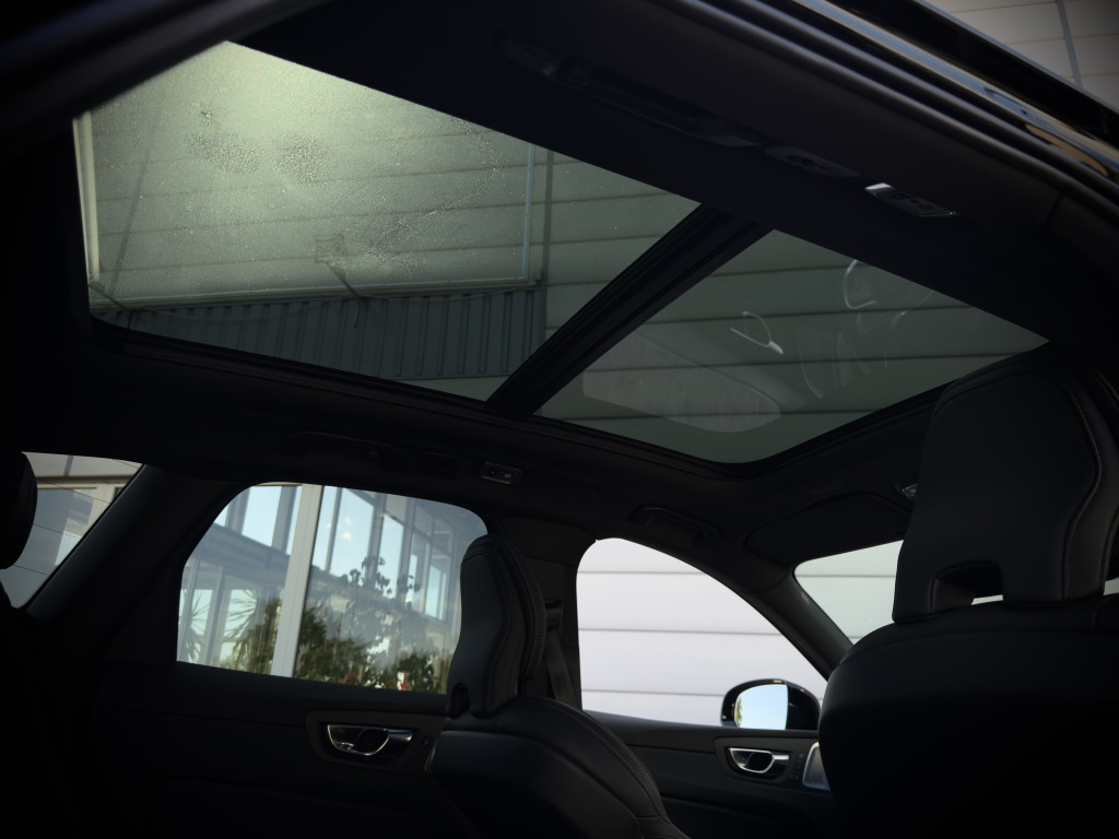 VOLVO XC60 AWD ''R-DESIGN'' VOLVO XC60 AWD ''R-DESIGN''