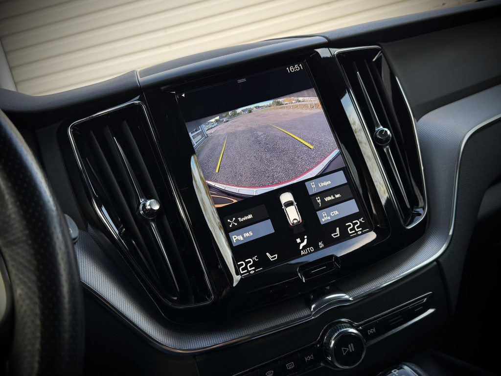 VOLVO XC60 D4 AWD “R-DESIGN”