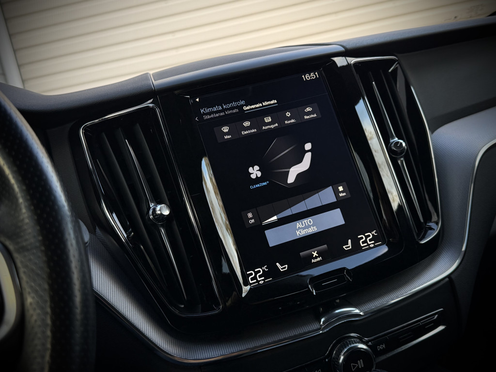 VOLVO XC60 D4 AWD “R-DESIGN”