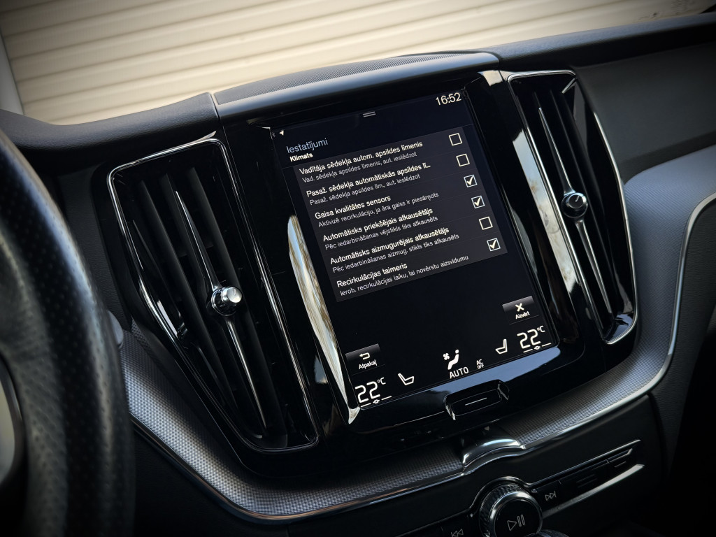 VOLVO XC60 D4 AWD “R-DESIGN”