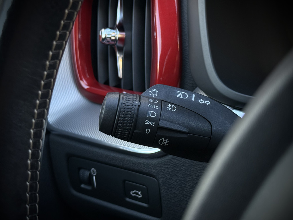 VOLVO XC60 D4 AWD “R-DESIGN”