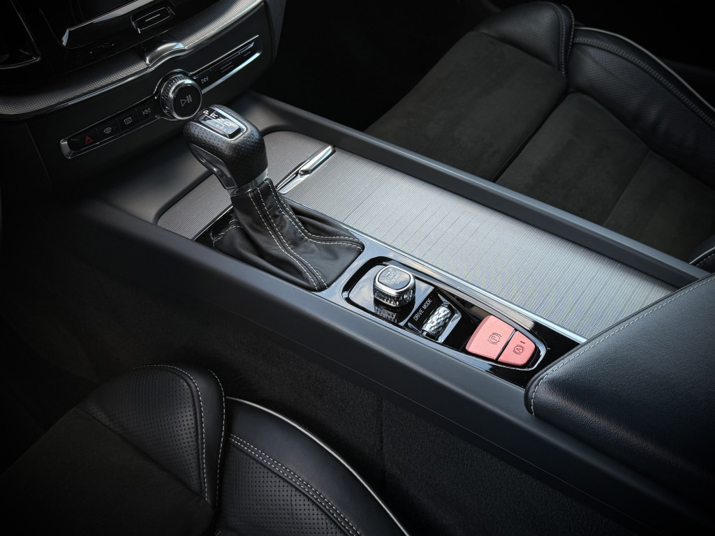 VOLVO XC60 D4 AWD “R-DESIGN”