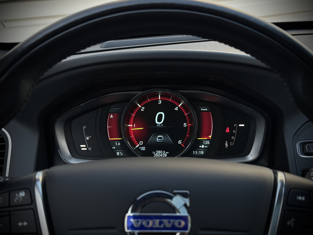 VOLVO XC60 D4 “EXCLUSIVE”