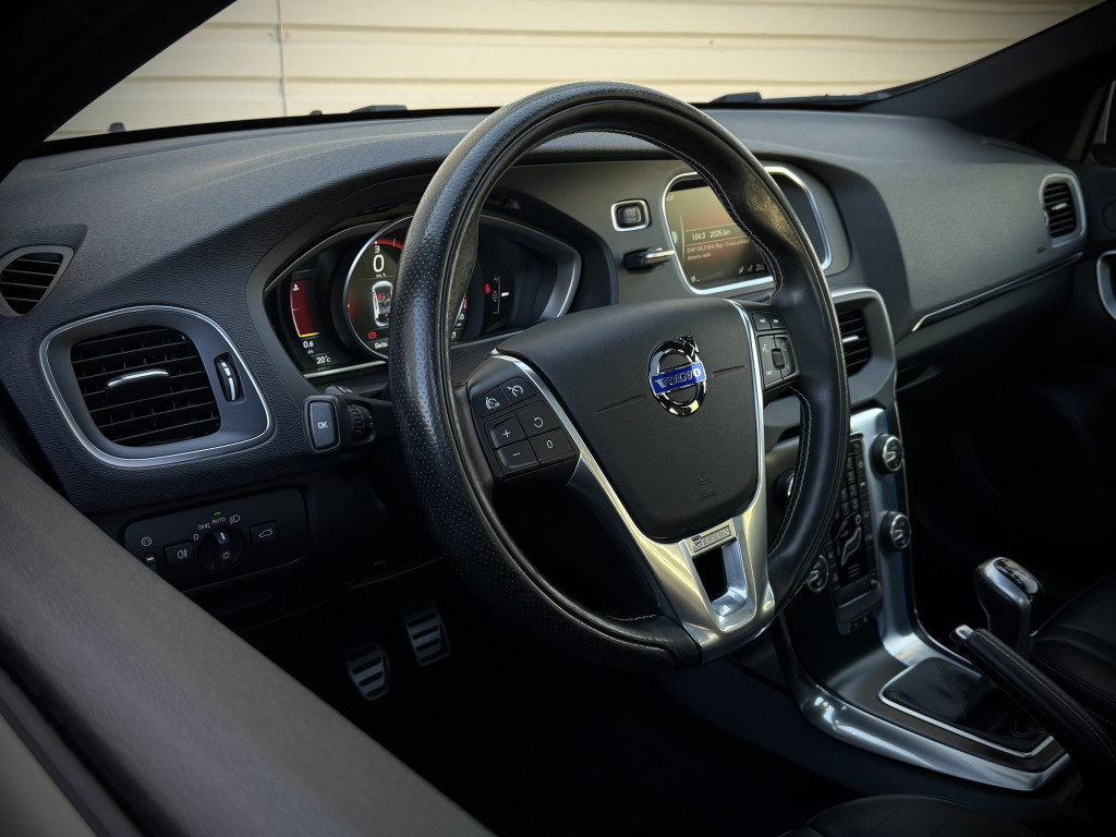 VOLVO V40 “R-DESIGN” VOLVO V40 “R-DESIGN”