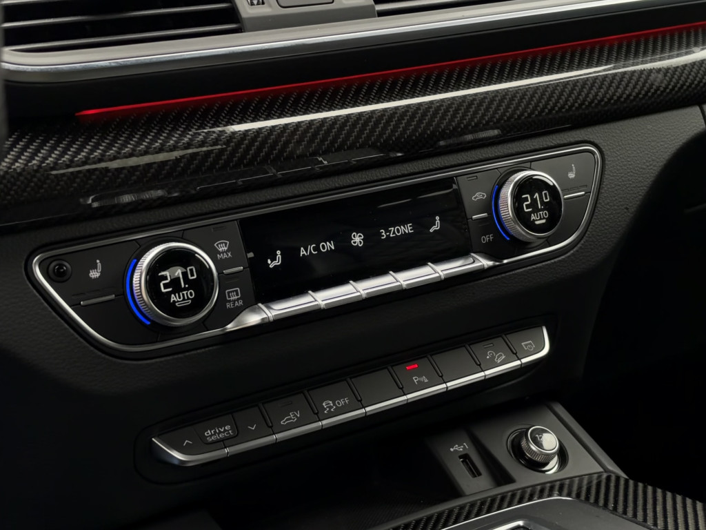 AUDI Q5 55TFSI E S-LINE
